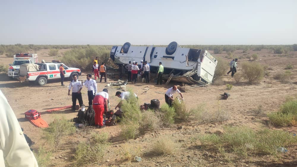 سقوط اتوبوس از پل در جاده دامغان/ ۴۹ نفر مصدوم شدند